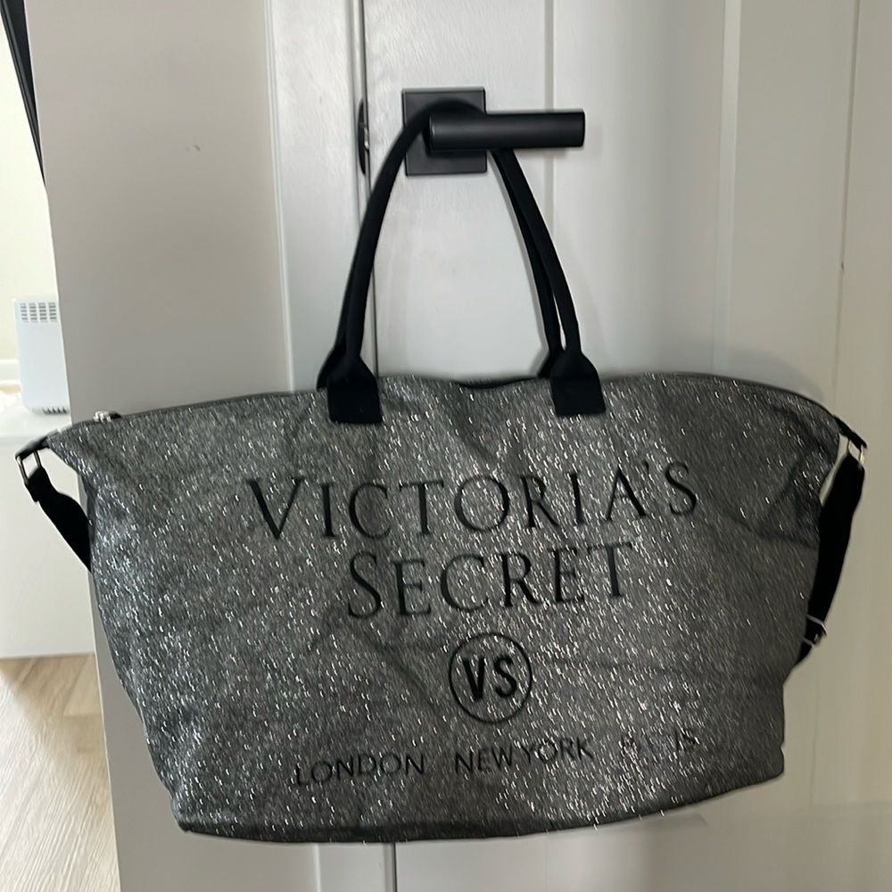 VICTORIA’S SECRET  Packable Weekender Gray Bag.